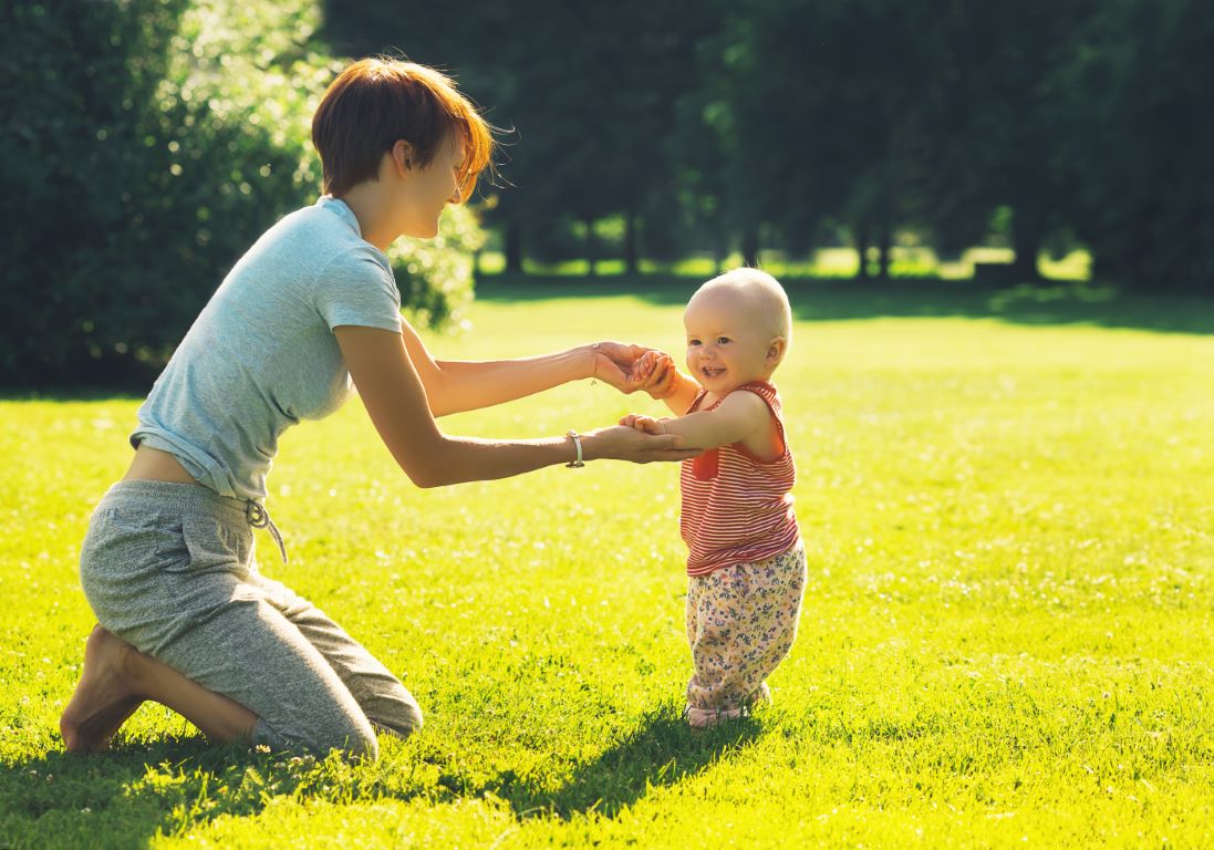 madre-e-hija-jugando-juntos-al-aire-libre